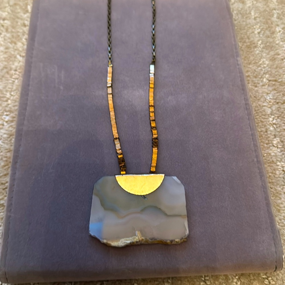 Long stone-look necklace with gold accents